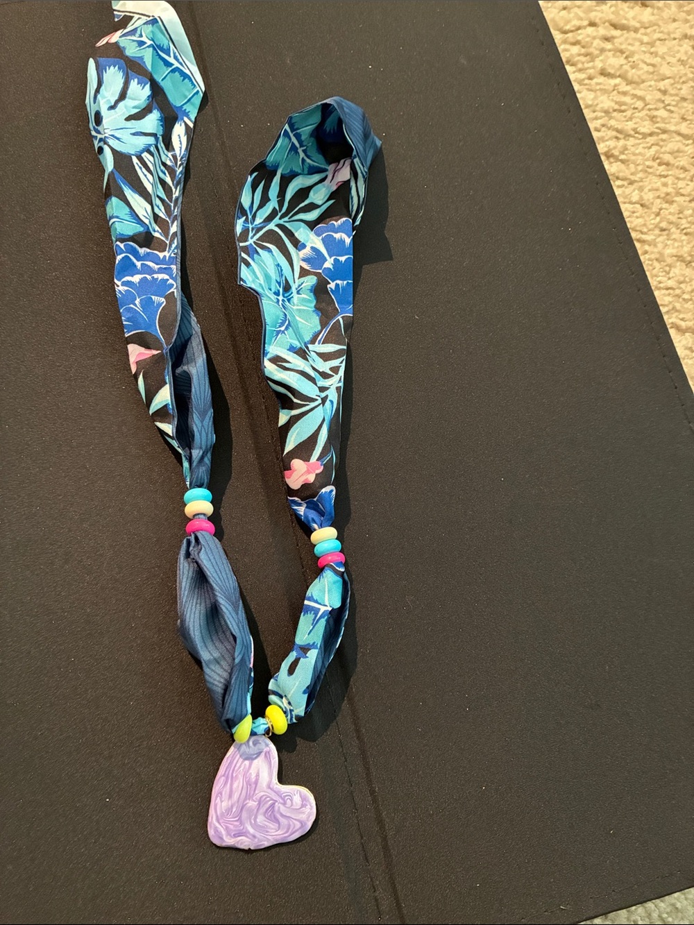 Fashion Jewelry Blue Floral Scarf Necklace with Purple Heart Pendant